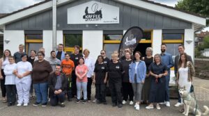 Gruppenbild vor der Kaffeewerkstatt (4. von links: Ministerpräsidentin Anke Rehlinger)