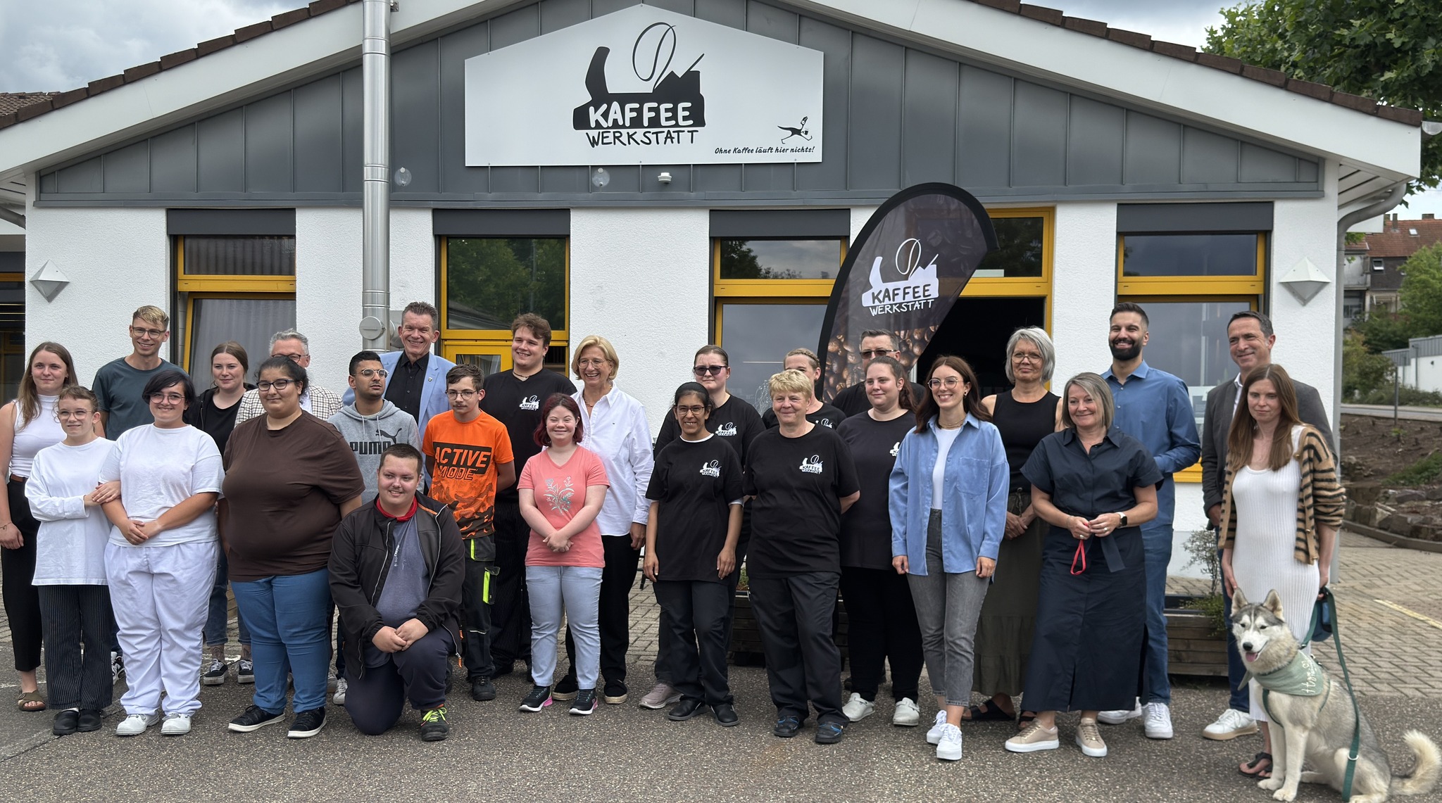 Gruppenbild vor der Kaffeewerkstatt (4. von links: Ministerpräsidentin Anke Rehlinger)